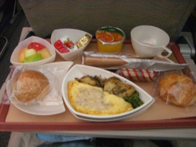 ３回目機内食、オムレツです。