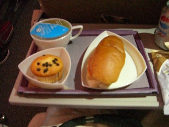 ４回目機内食、軽食です。もはやこれが昼御飯か晩御飯かわからなくなっています。日本から持ってきたおやつが役に立つようになってきます。