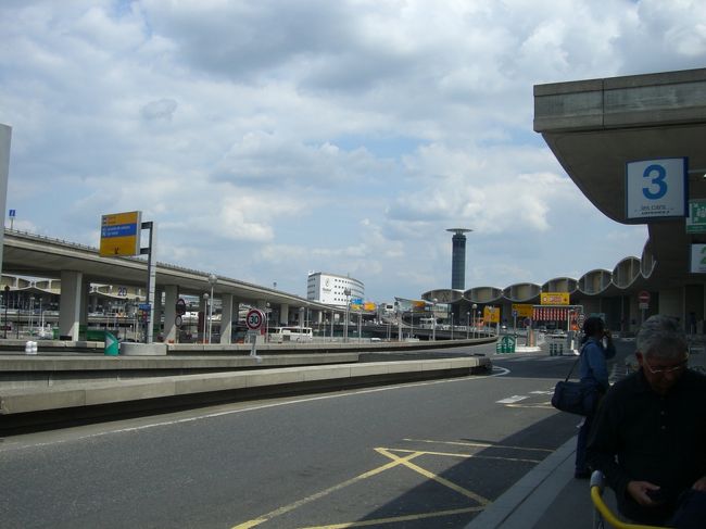 シャルル・ド・ゴール空港に到着。入国審査に１時間かかりました。あのジャンボ機から一斉に乗客が降りてきますしターミナルが細かく分かれていてそれぞれに審査をしますから審査官も少ないです。時間は13:30定時に着陸したものの写真のバス停には15:00です。