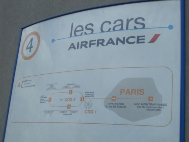 エールフランスバスでリヨン駅経由モンパルナス駅に向かいます。割引チケットがパリの観光協会みたいなＨＰにあり12ユーロです。通常は16.5ユーロ。