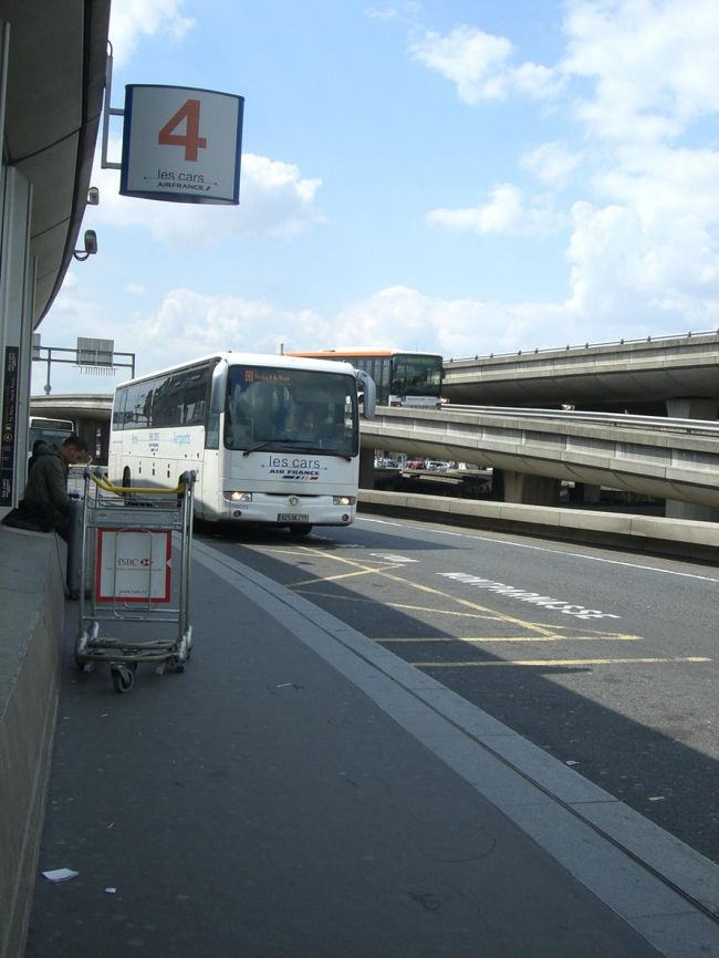 こんなバスです、荷物はポーターが入れてくれ支払いは運転手に払います。観光バスですから乗り心地もよく快適、市バスでオペラに行く方法もありますがこちらは2〜3ユーロ安いもののエールフランスバスの方が楽だと思いこちらを選びました。