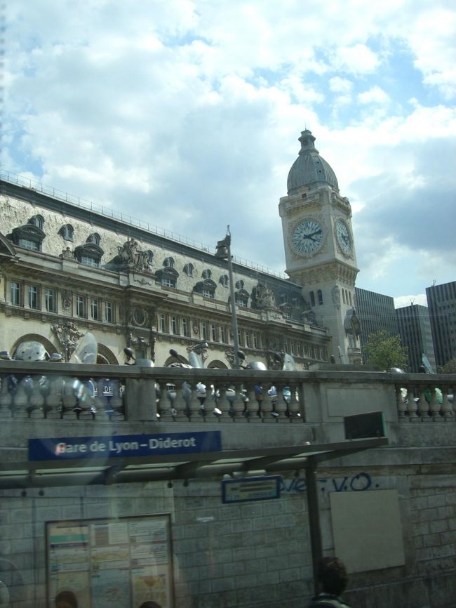 リヨン駅のバス停。このときリヨン駅はすごい人でした。