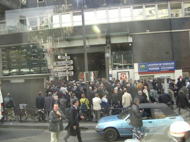 モンパルナス駅に到着。こちらも人であふれています。駅は国家警察が封鎖していました。道行く人の聞くとＴＧＶも不通で大変な騒ぎでした。どうやらパリからピカソの絵が盗まれて蜂の巣をつついたような状態になったみたいです。
