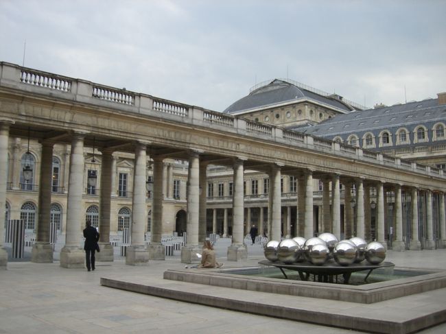 パレ・ラワイヤルという建物。ルイ１４世が幼少期に遊んでいたそうです。今は普通の子供の遊び場のようです。