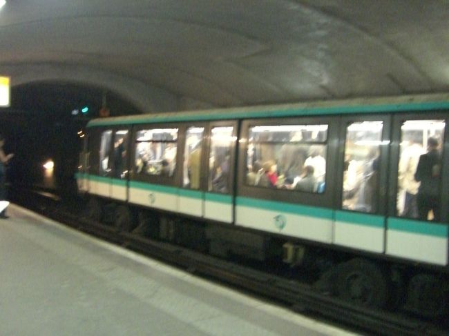 再び地下鉄で移動。<br />この地下鉄１号は珍しいタイヤつき、フランスのタイヤメーカーであるミシュランの力かな？<br />