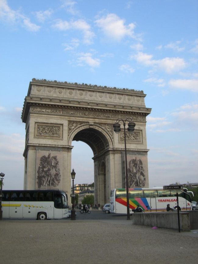 凱旋門<br /><br />さあ、上るぞ