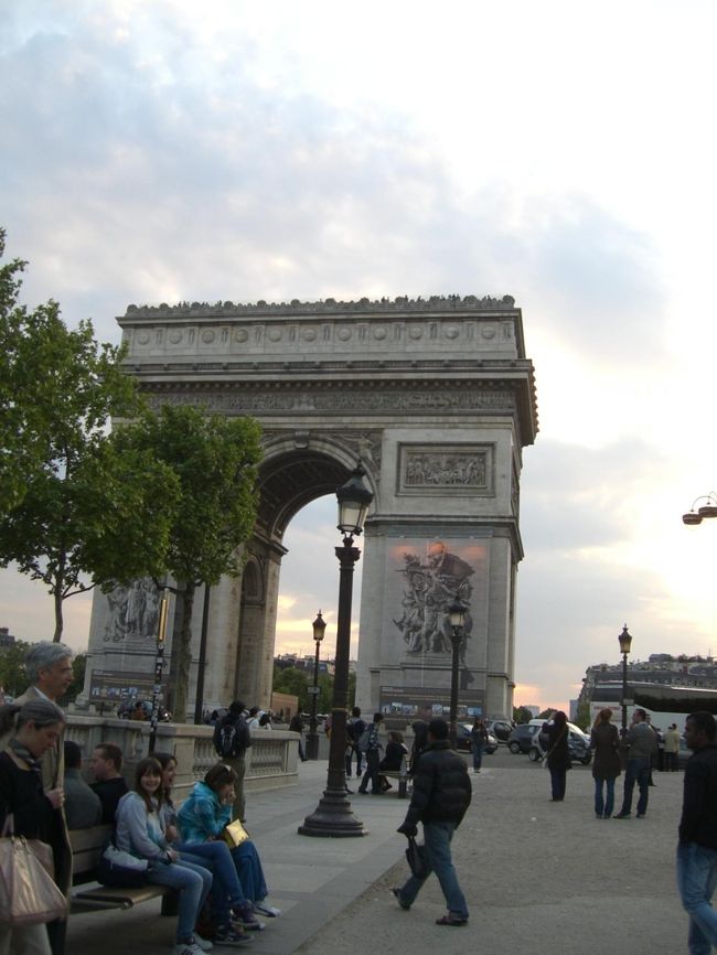 シャンゼリゼから見た凱旋門