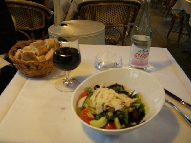 シャンゼリゼで晩御飯<br /><br />まずはサラダ