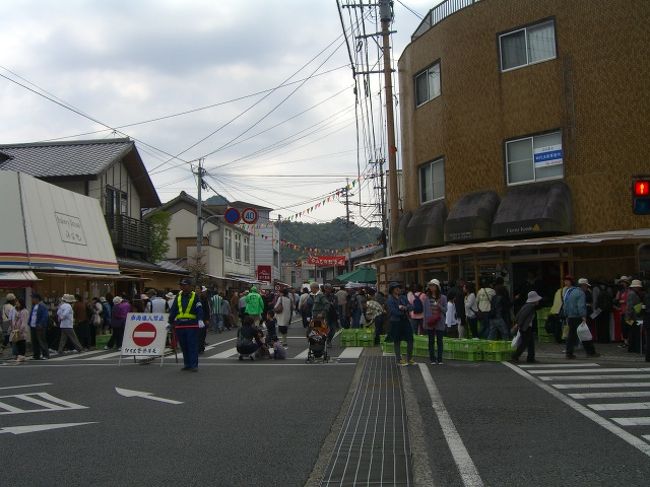 そこから、「卸売り団地」を目指すも、「もう少し近いところに駐車しよう」と、夫が言うので、「陶器市」会場に近づき、空きのある場所に料金を払って、駐車。<br />でも、それが正解！<br />「卸売り団地」の駐車場は、タダだけど、陶器市会場までは、遠いので、バス移動。そのバスが、激混み！あれに乗るくらいなら、500円払って近くに停めた方がいいわ。