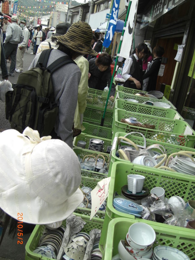 はい、すごーーい人と、陶器ですねぇ〜wwこんなのが、ずらぁーーーーっと並んでいるんですよぉ〜♪<br />楽しいですねぇ〜、おもしろいですねぇ〜♪ww