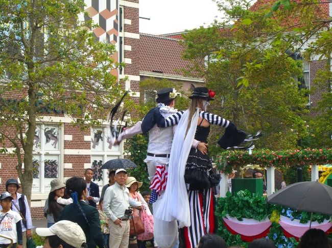 こんなもん、撮っとる場合じゃなーーーい！<br />ハラ減ってるんだ！！レストランはどこだ？！<br />探せども、なく、やっと見つけると、並んでる・・・<br />GWは、ここもいっぱいなんだねえ。<br />うがーーー！どーにかしてくれぇえええーーー！！