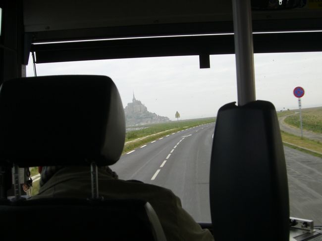 朝から路線バスでモンサンミッシェルへ。<br />8:18スーパー前のバスストップを定刻通りバスが到着。昨日３０分かけて歩いた道をバスで３分。楽チン