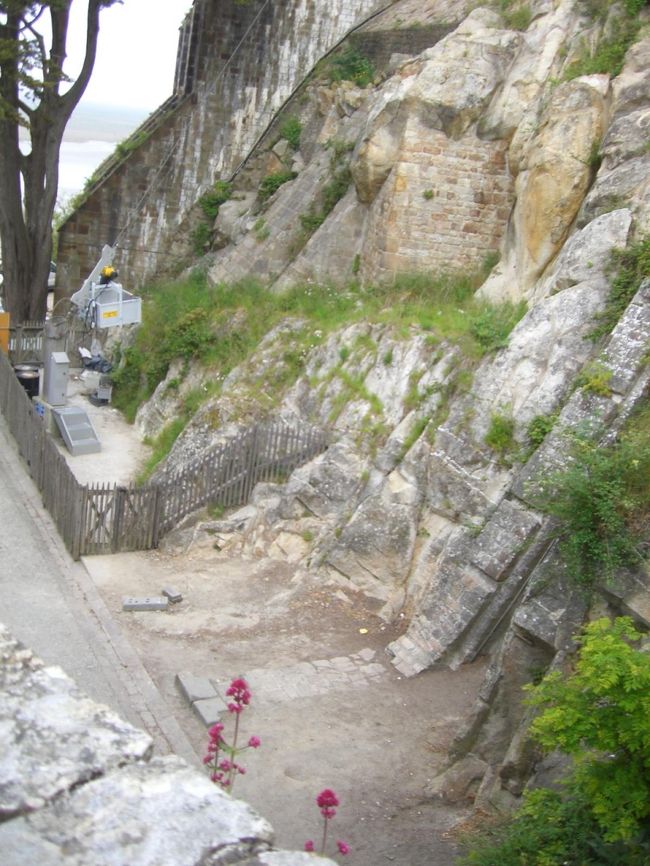 荷物の上げ下げは右側の石の部分から、左には最近の電動らしきリフトもあります。