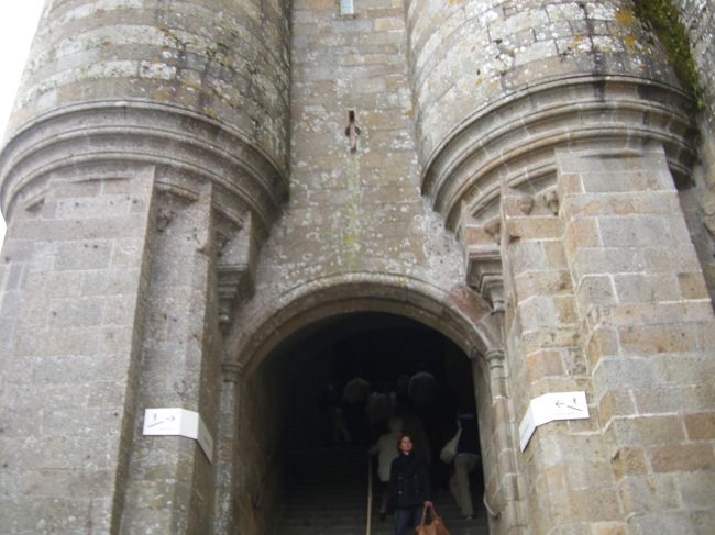 有料部分の入り口。朝一9:00オープンを前に２０人くらいが並んでいます。