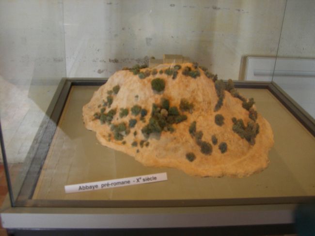 最初は倉庫みたいな建物