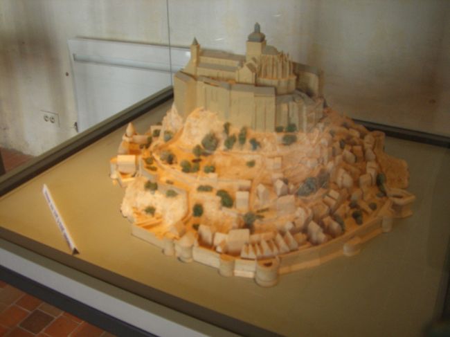 一気にお城のような高い建物ができました。<br />周辺にも建物ができています。