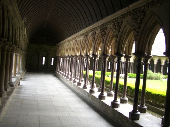 有名な列柱廊。宮崎駿のラピュタの雲の中のお城みたい。圧巻で別世界に来たようです。