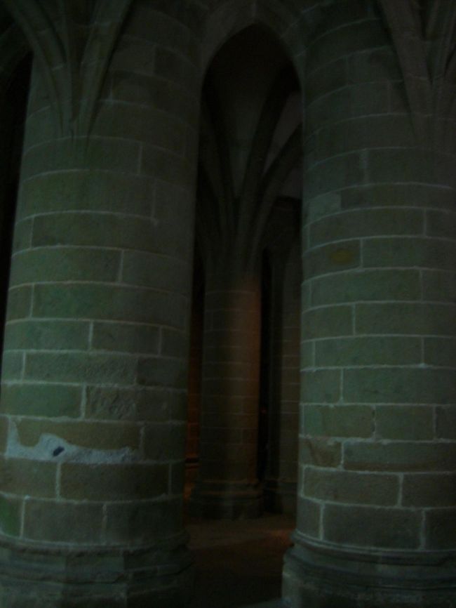 大聖堂を支える石の柱。直径５ｍ！