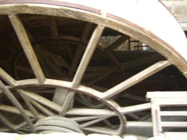 中に囚人が５人くらい入って歩くそうです。なかなか重労働だったらしい。