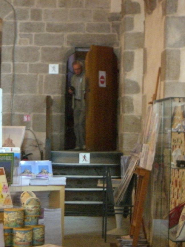 最後の部屋に出るドア、かなり重く別の観光客と２人でドアを開けました。