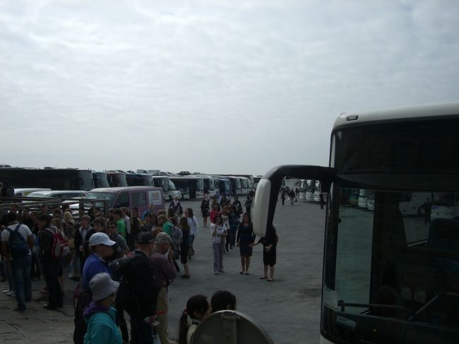 駐車場はバスで一杯