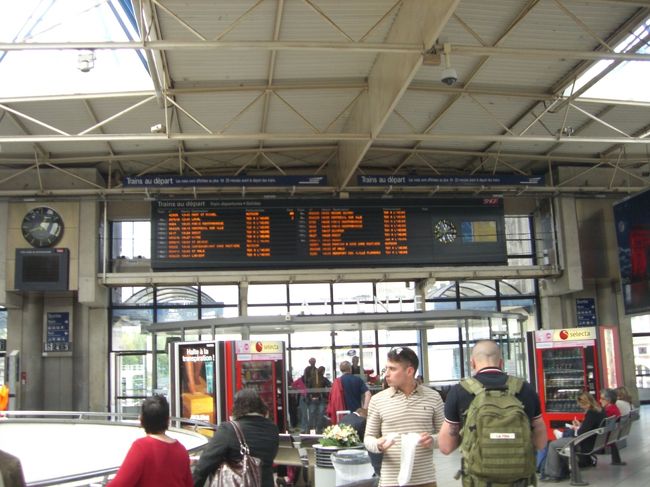 レンヌ駅の掲示板。モンパルナス行きはどれかな〜