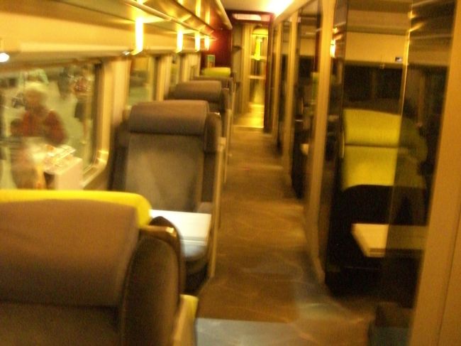 パリへの帰りのＴＧＶの車内。<br />１等席で４人がけと向いあわせの２人がけの席がある車両