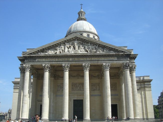 パリに戻りまずパンテオンへ。これもでかい！