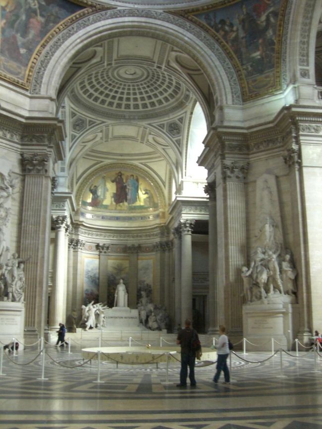 地下にはビクトル・ユゴーやルソーのお墓があります