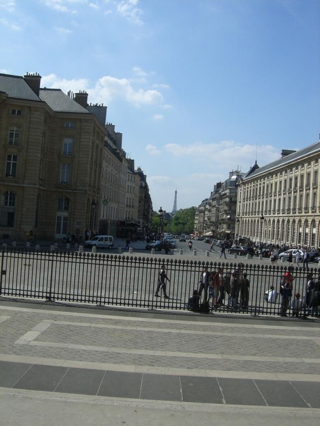 遠くにエッフェル塔、パンテオンからの眺め