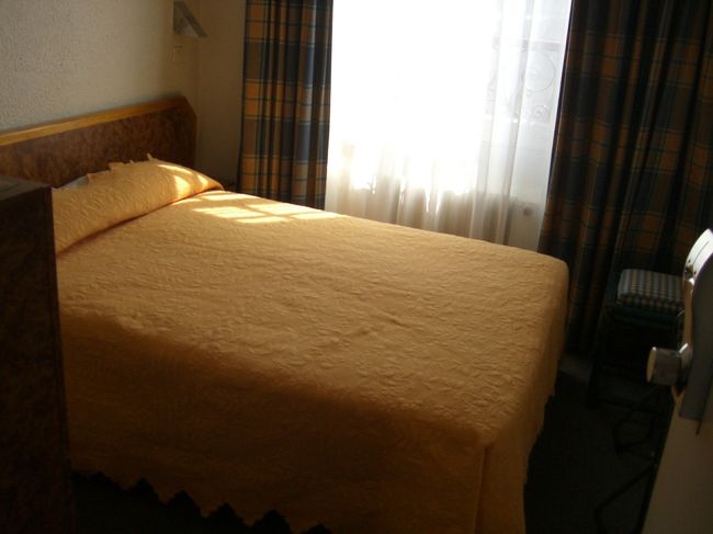 パリでのホテルは１泊目と同じホテル、オルセー近くのHotel de Lille。ベット無駄にでかいのに部屋が狭くスーツケースを開くのすら難しい。エレベーターも人間１人とスーツケースで一杯でした。