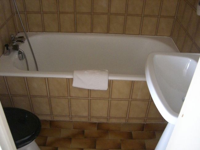 風呂にカーテンがない、どういうこと？水飛びまくり