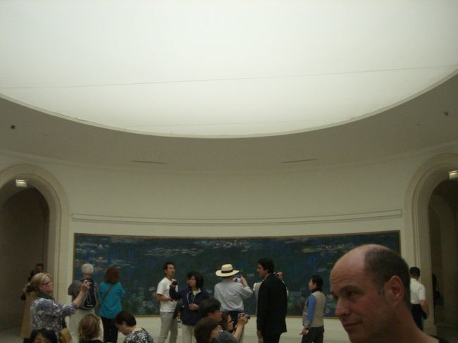 モネの睡蓮、２部屋に渡り展示されていて多くの人が中央のベンチに座り鑑賞