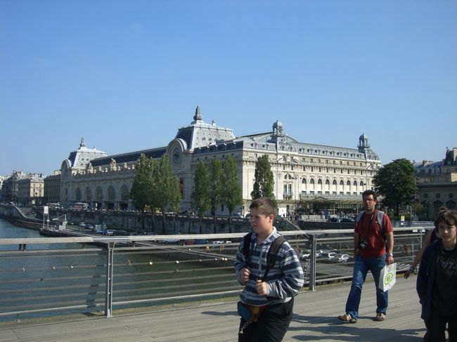 歩いてオルセー美術館に向います。セーヌ川を渡ればすぐ
