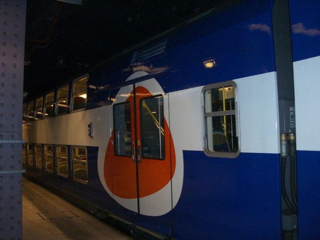 ＲＥＲという高速郊外鉄道で移動、<br />場所や時間帯によってはＲＥＲは治安上危険なことも<br /><br />男なのであまり気にせず乗車