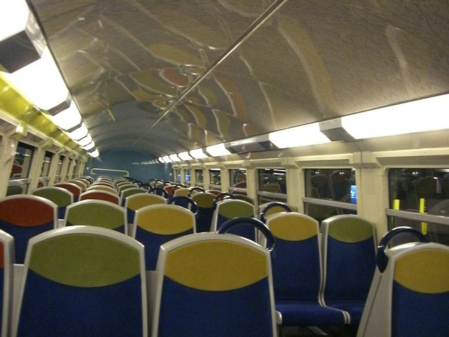 中はこんな感じ、朝は乗客多いですが20:00頃なので乗客なし。２階建てで京阪電鉄の特急みたいな感じです。駅のホームはどことなく怪しげ。