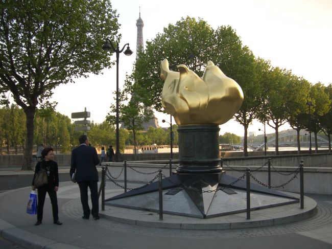 ダイアナ妃が交通事故で亡くなったトンネルの上には碑があります。何故かここは韓国人の観光客が多かったです。