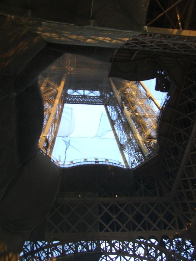 下からのぞいて見ました。工事をしていてカバーがしてました。