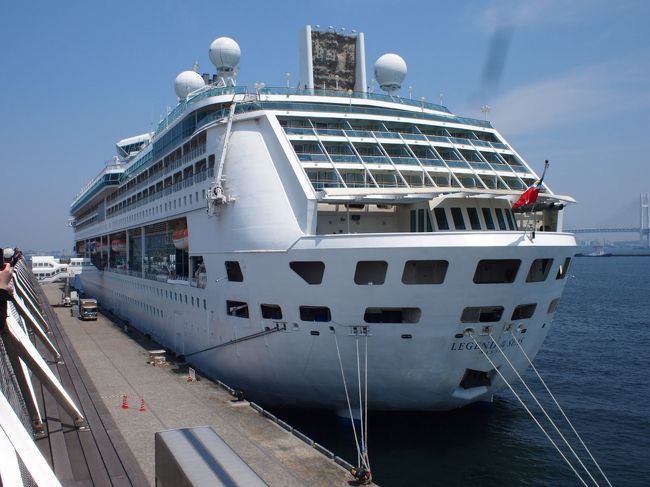 横浜 大桟橋に到着。<br /><br />でかすぎる船が一隻。<br />あれが、今回乗るレジェンド・オブ・ザ・シーズ！<br />すげーーーでかすぎる。写真では伝わらないデカさ