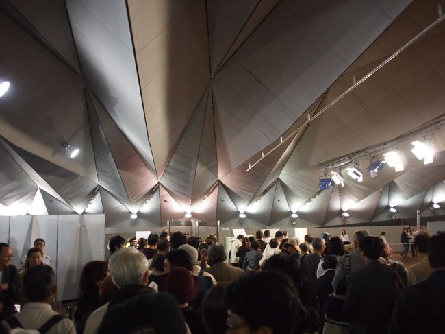 さっそく、<br />出国・入船の手続き。<br /><br />すごい人。。<br />乗るのに一時間くらいかかった。