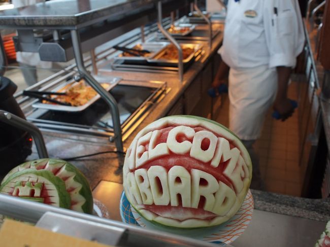 早速船の中でお昼ごはん。<br /><br />ビュッフェ形式で、好きなもの食べれます。<br /><br />ところどころに、スイカアート