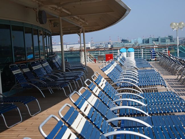 ここに寝転がって、海をぼーっと眺めて