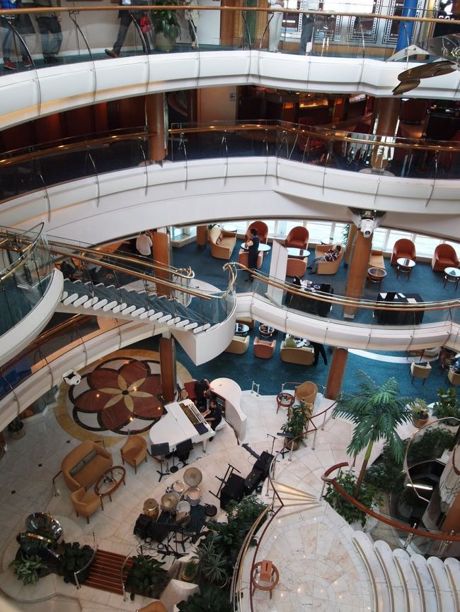 船内中央の吹き抜けでは、音楽演奏