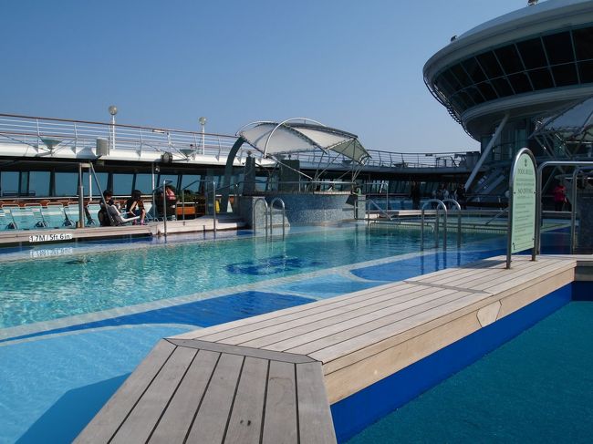 船上にはプールも