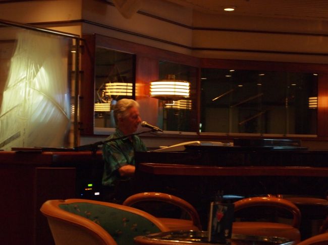 生演奏のバーもあったり<br /><br />ドわすれしましたが、<br />有名な方のライブとかで弾いていた人らしい