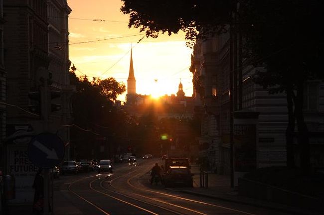 地下鉄駅Rathausに向かう途中、真正面からの朝日が眩しかった。<br />この日から3泊の予定でモーツァルトのふるさとザルツブルグに向かう列車に乗るためにウィーン西駅に向かう。期待が膨らむ出発にふさわしく晴れてくれた。　<br />　<br />I was blinded by morning sun on way to metro station Rathaus. 