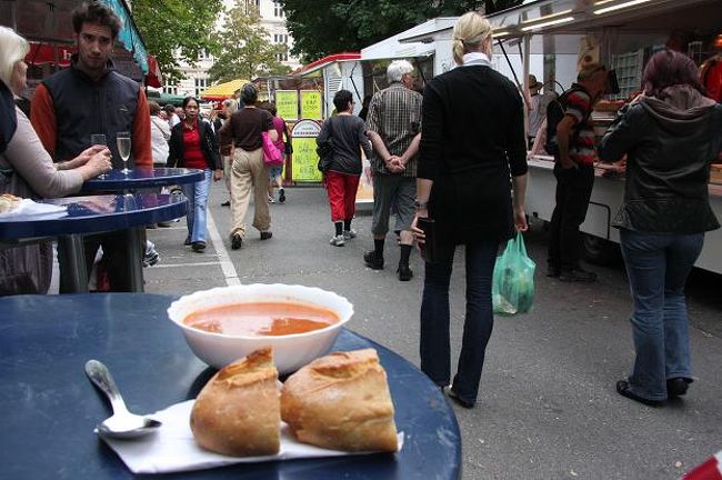 ミラベル広場の木曜朝市でのランチに食べたグヤーシュ（パプリカ味の具沢山スープ） 木曜朝市のことは知らずに来たがラッキーだった。<br />旅行を計画する人には水曜日か木曜朝にザルツブルグに到着するよう奨めます。<br /><br />Gulyas is a kind of　stew of paprika taste originated Hungary