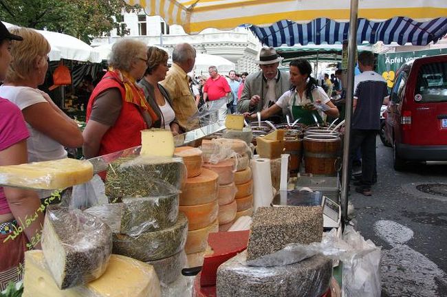 チーズ屋の向こうのオリーブ売りに細かい注文をつけるおじさんに視線が集中する <br />　<br />They watch a gentleman to order in detail at an olive shop　over the cheese　stock.　　　　　　<br />