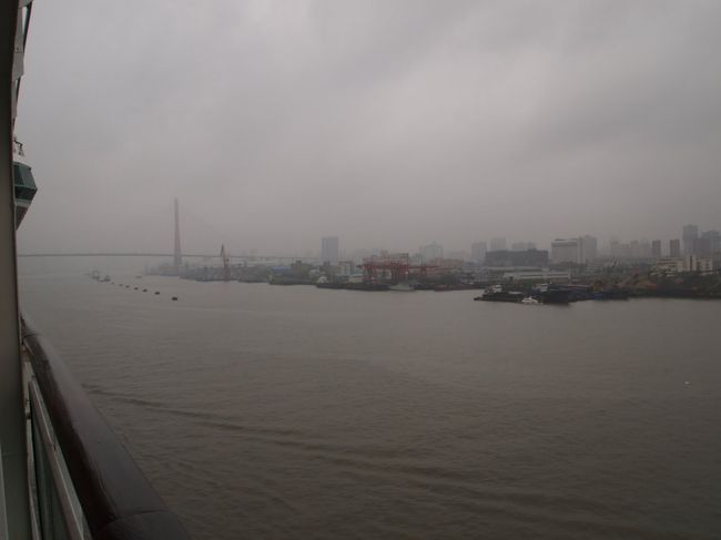 上海に入港するため、港に続く川へ。<br />ついに、上海キター<br /><br />中国ってどんなところなんだろう？<br />汚かったりするのかな？