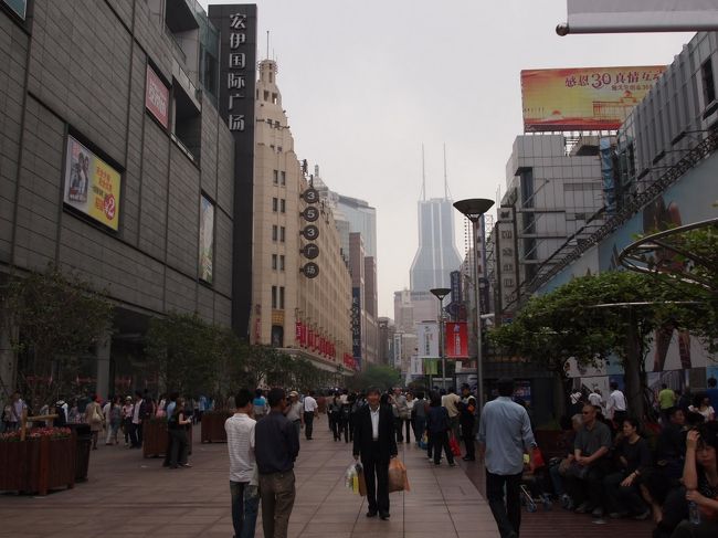 動やって移動するかも考えてなかったけど、<br /><br />タクシーに乗って、上海の中心地 人民広場へ。<br /><br />タクシーは安い！２００円くらい。<br />遠慮なく乗った方がいい。